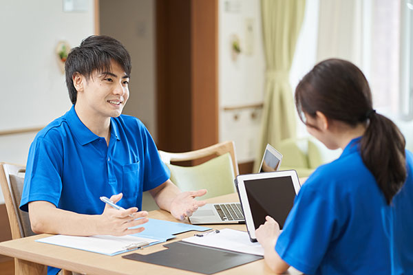 消灯後、清掃や施錠確認している様子