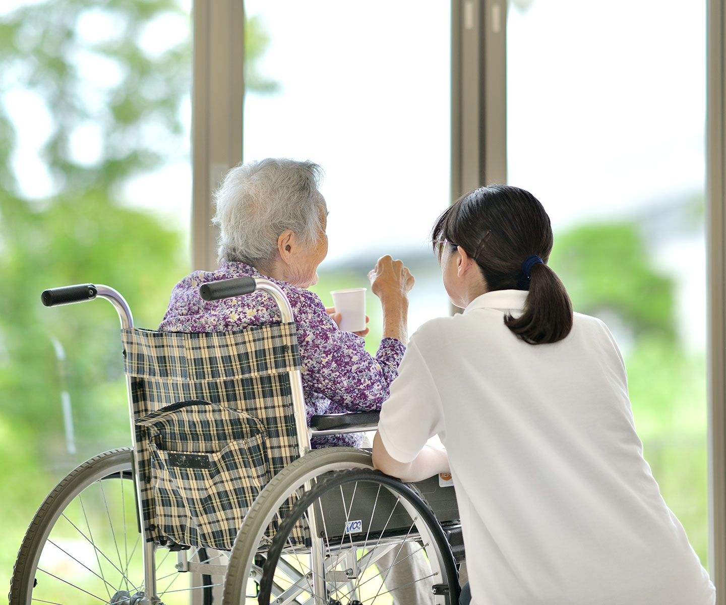 老人と介護者の後ろ姿